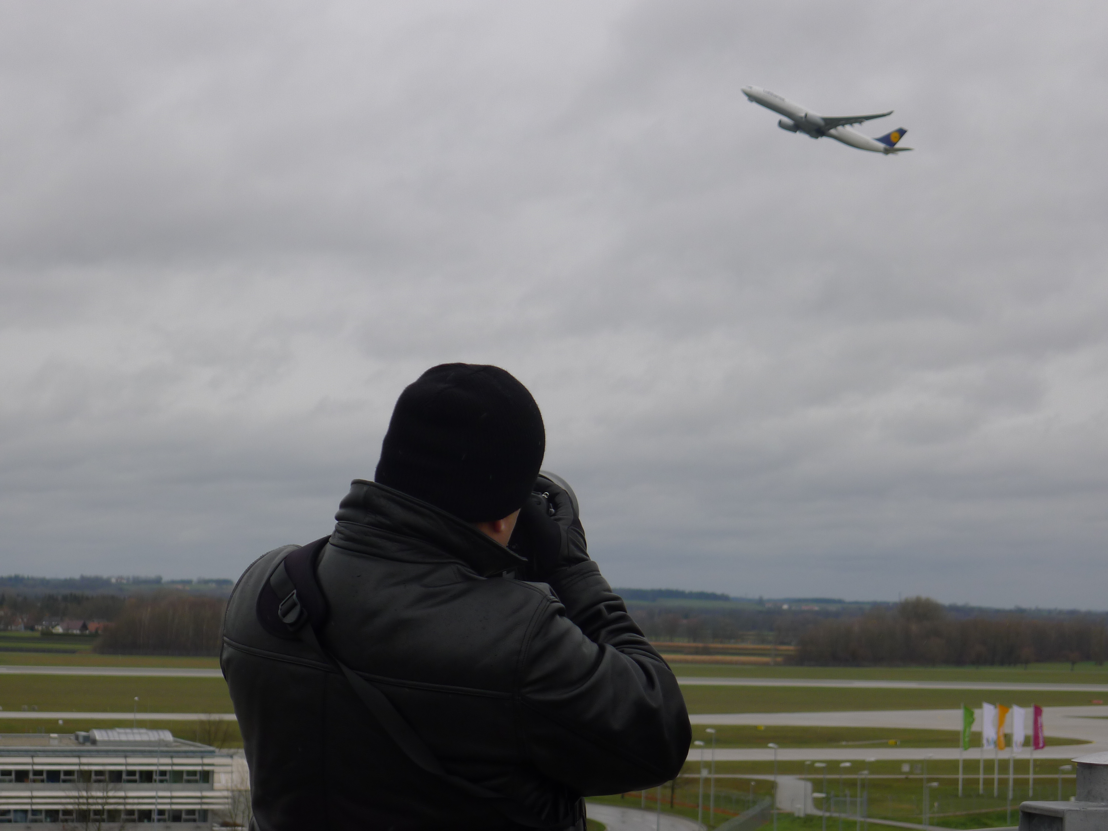 Spotting the spotter as KS departed Munich. Thanks to FlyerTalk's 'NewbieRunner' for catching the moment! 