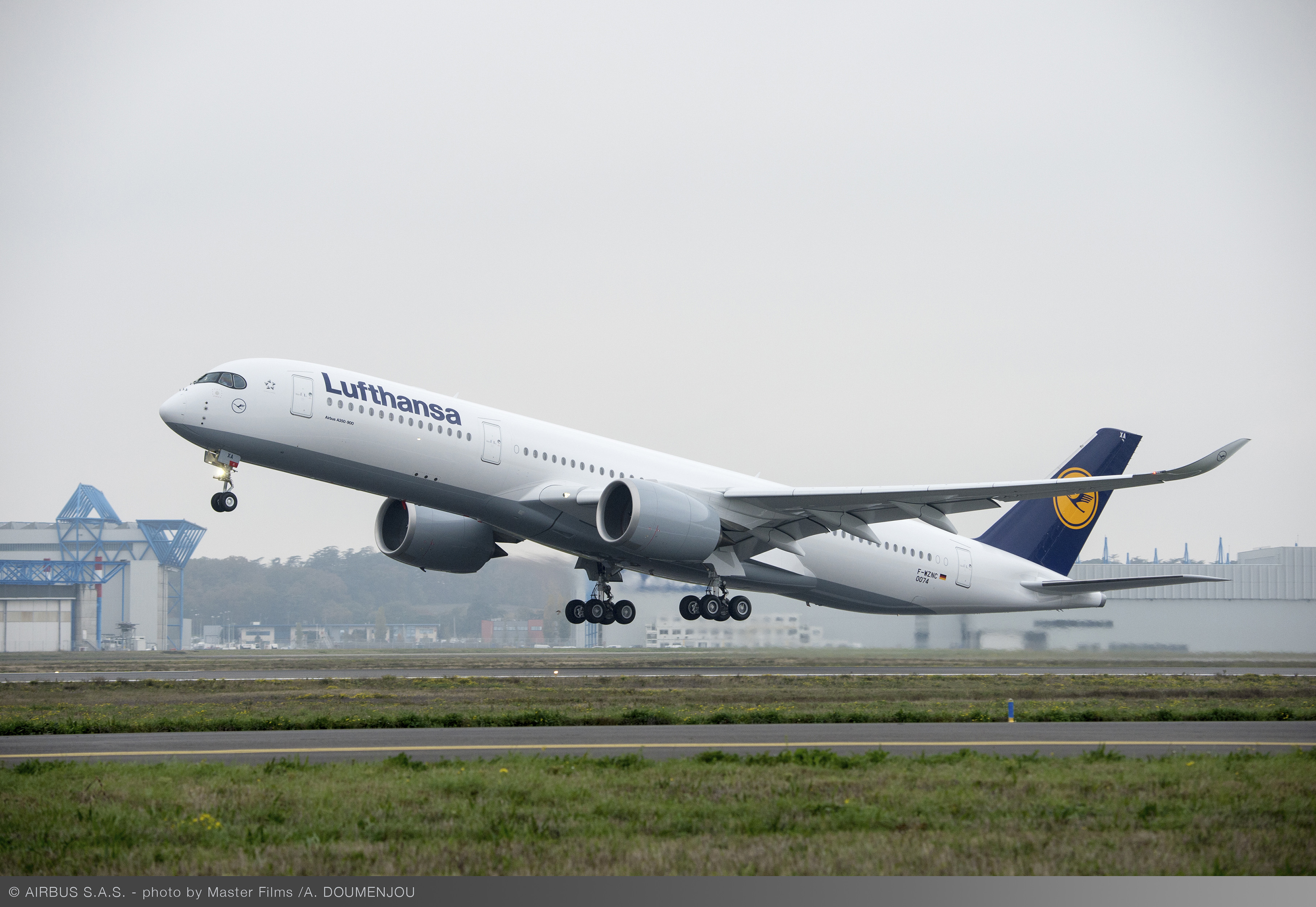 Lufthansa's first A350 completes her maiden flight......