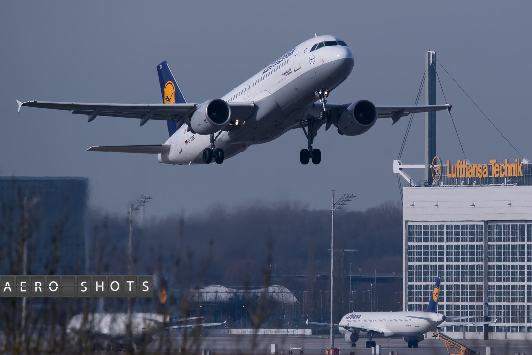 LH's A320 departs in front of the Technik hangars at Munich